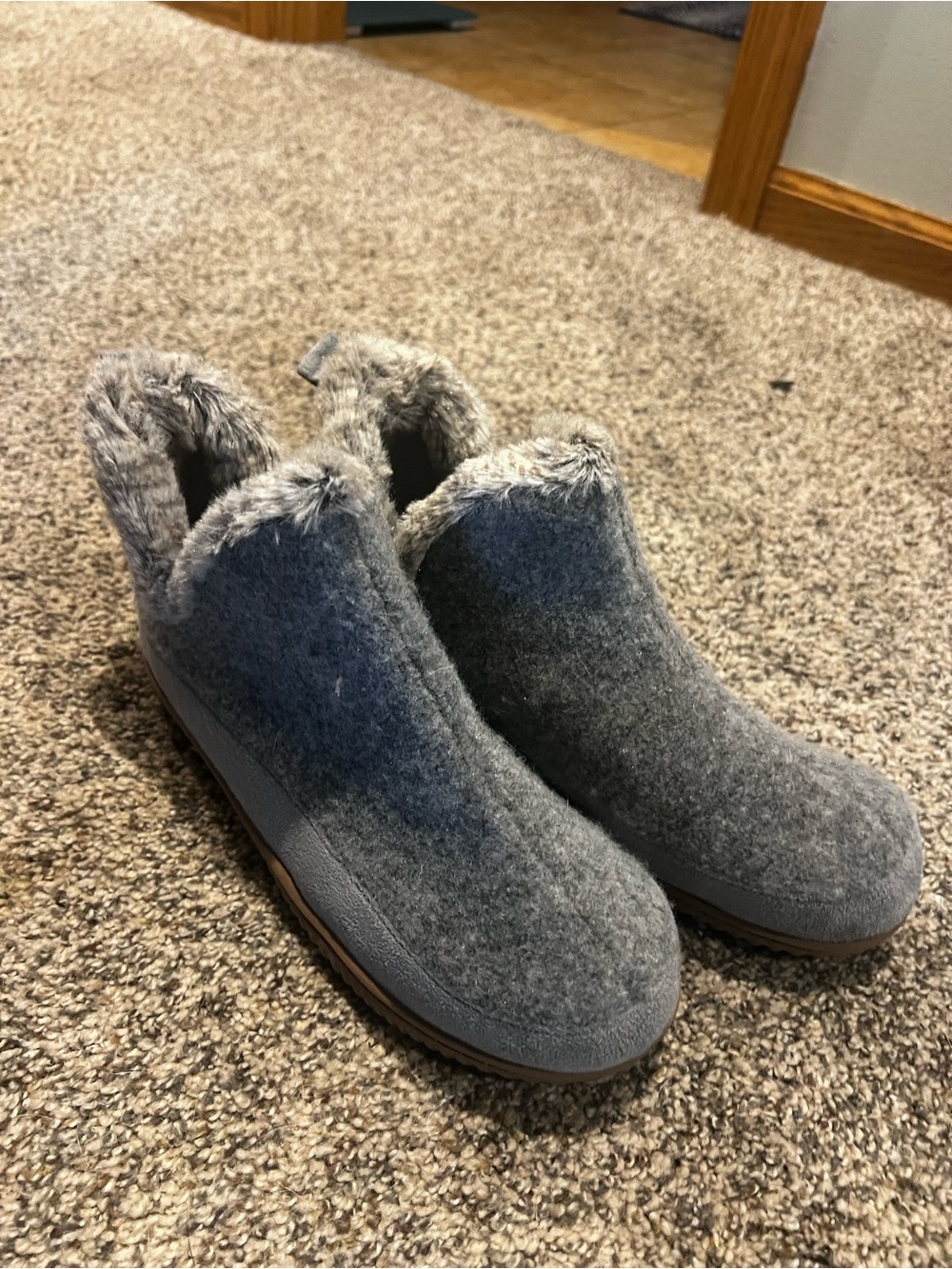 dearfoams Gray Faux-Fur Clog Slippers